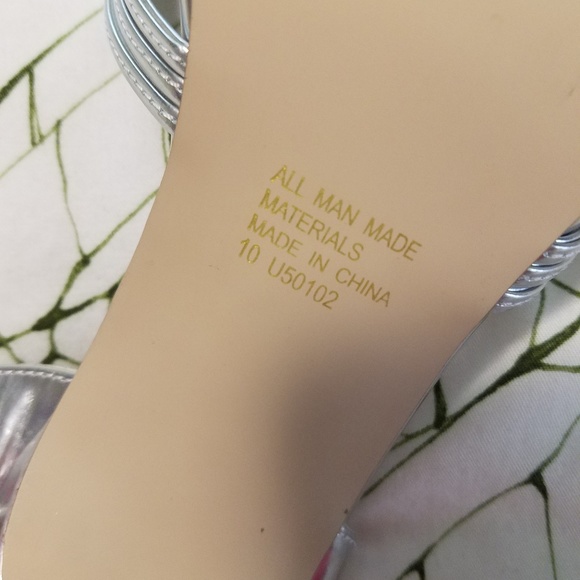 Unlisted silver heels size 10 - Picture 3 of 4